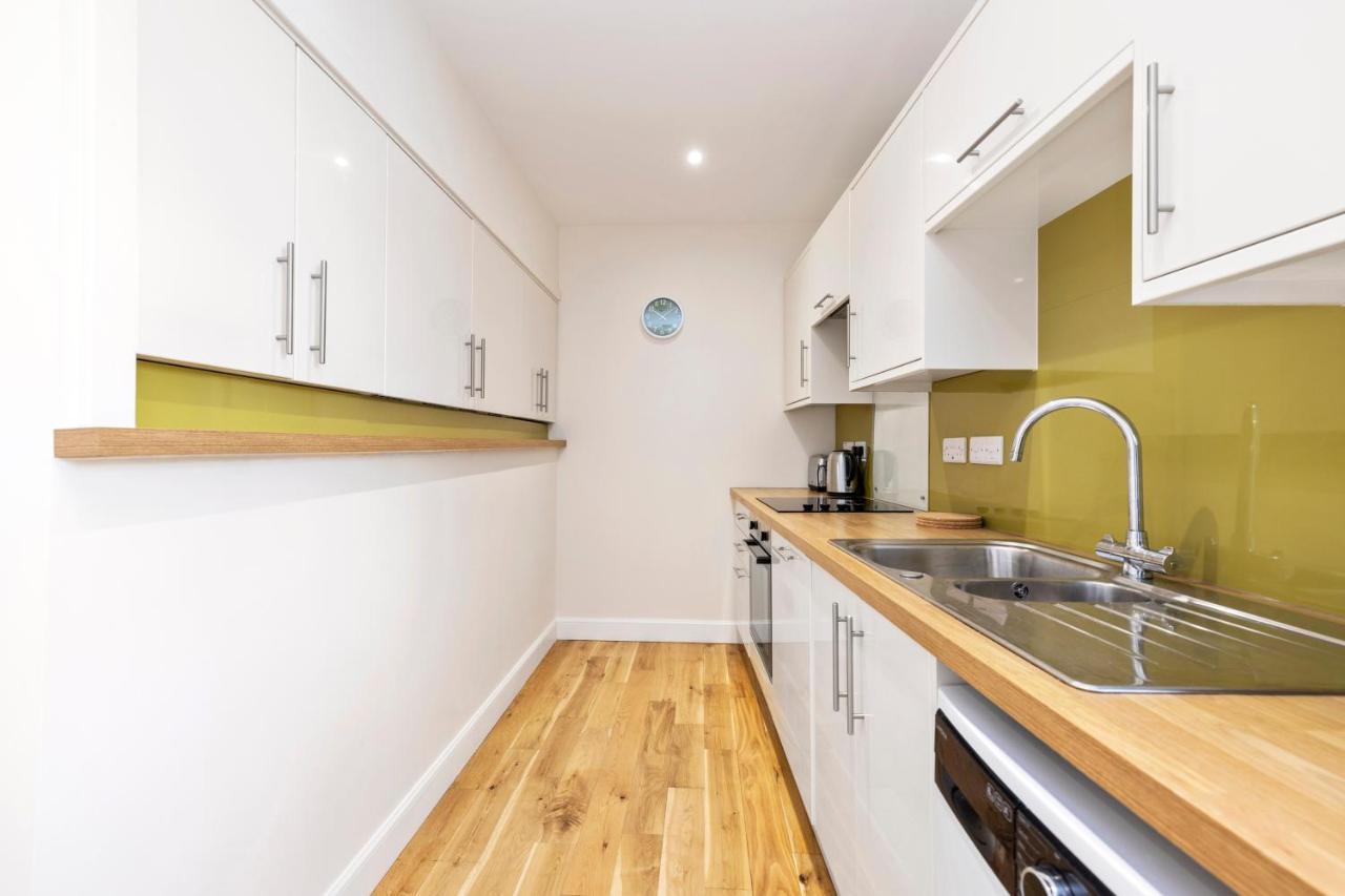 2 Bedroom Apartment On Peebles High Street Екстер'єр фото