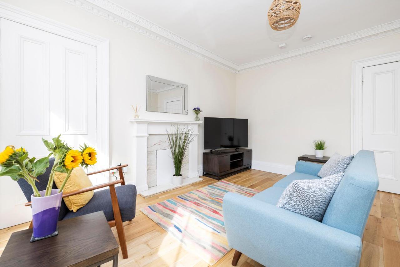 2 Bedroom Apartment On Peebles High Street Екстер'єр фото