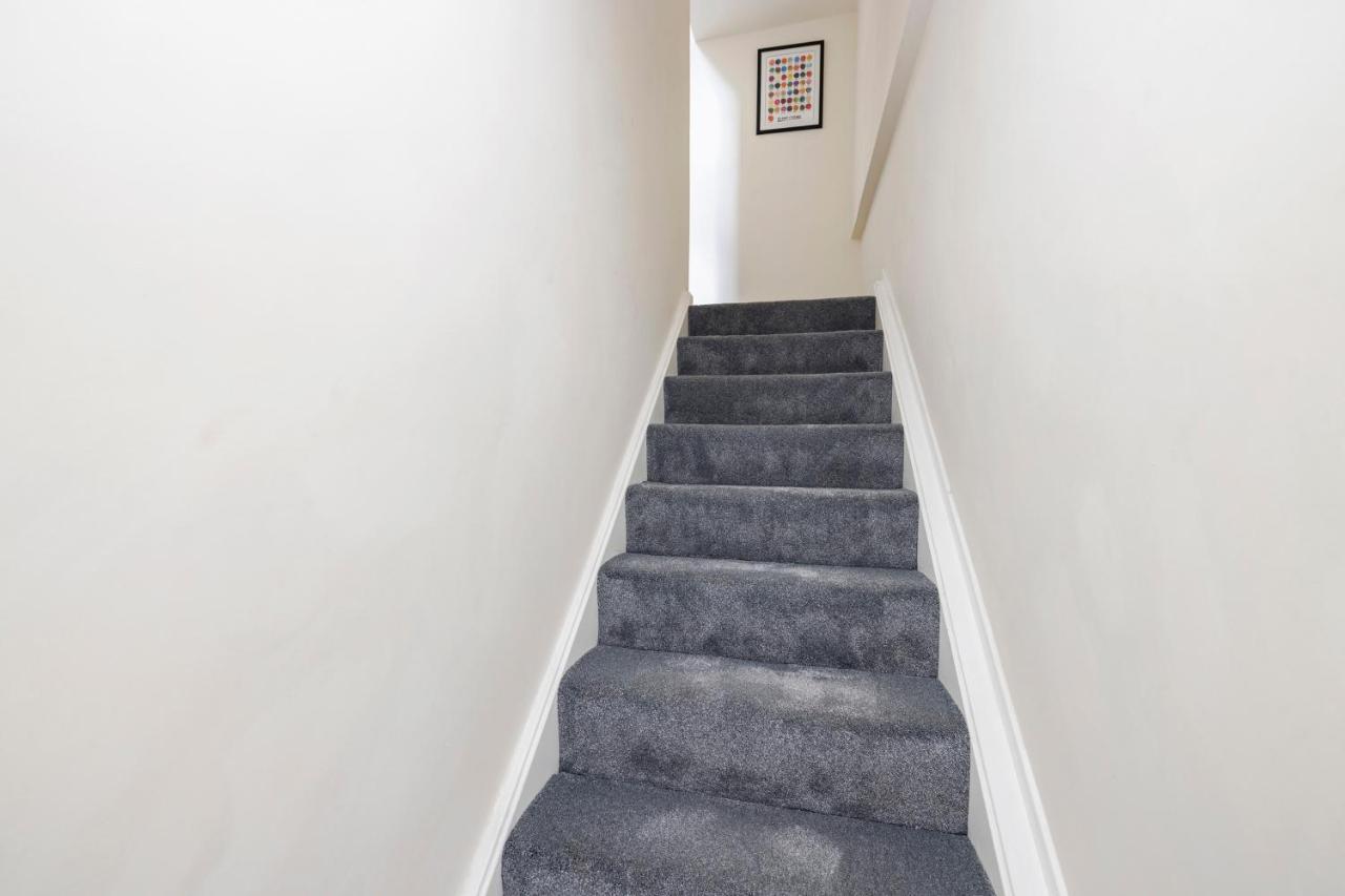 2 Bedroom Apartment On Peebles High Street Екстер'єр фото